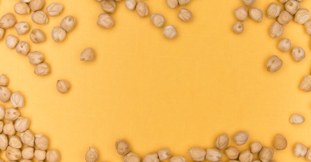 ネットスーパーで買った食材を小分けして冷凍保存している主婦の様子