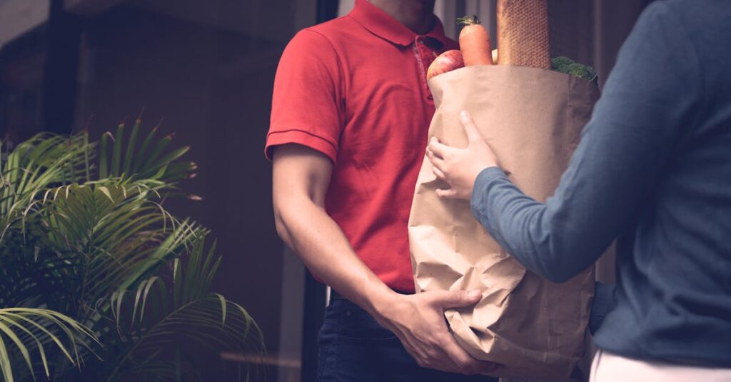 一人暮らしの若者がコスパを意識してネットスーパーを使い分けているイメージ。