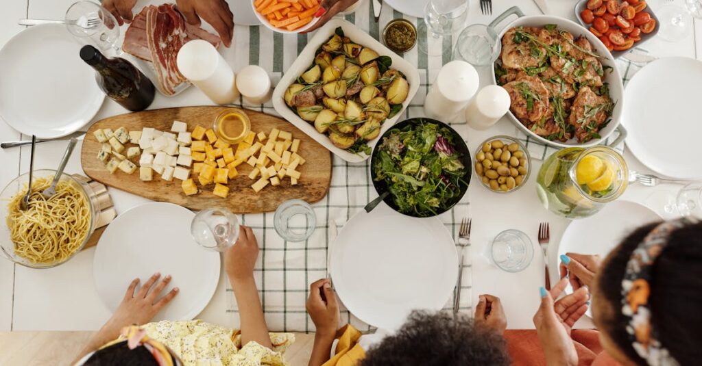 初心者でも使いやすい1週間分のリアルな献立例を曜日ごとに並べた表やイラスト。月曜から木曜までの主菜・副菜・汁物が視覚的に整理されている。