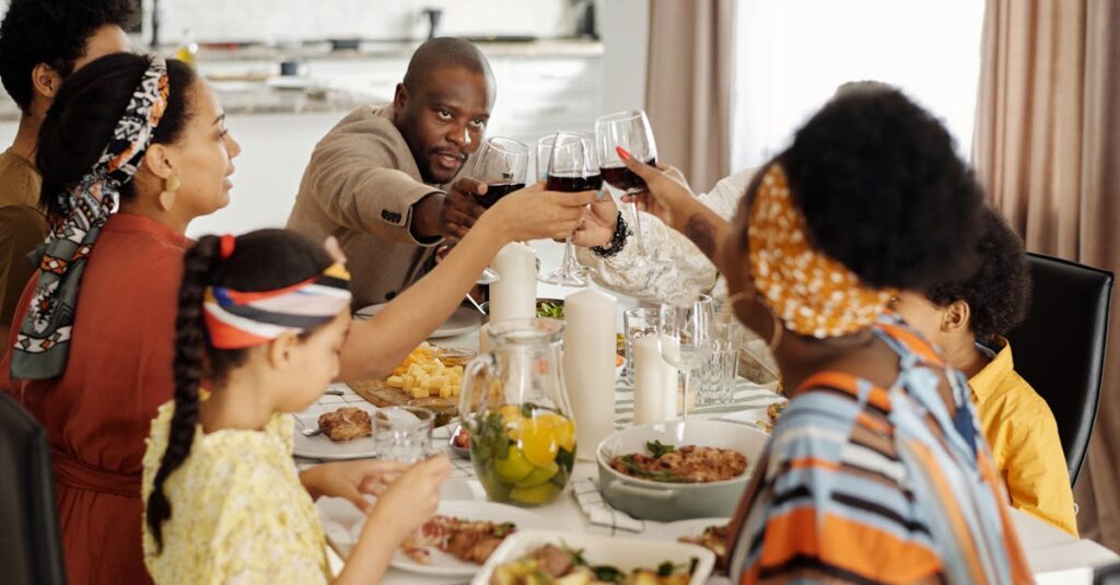 家族でミールキットを調理する様子や、一人暮らしの宅配食利用シーンなどライフスタイル別の比較イメージ。