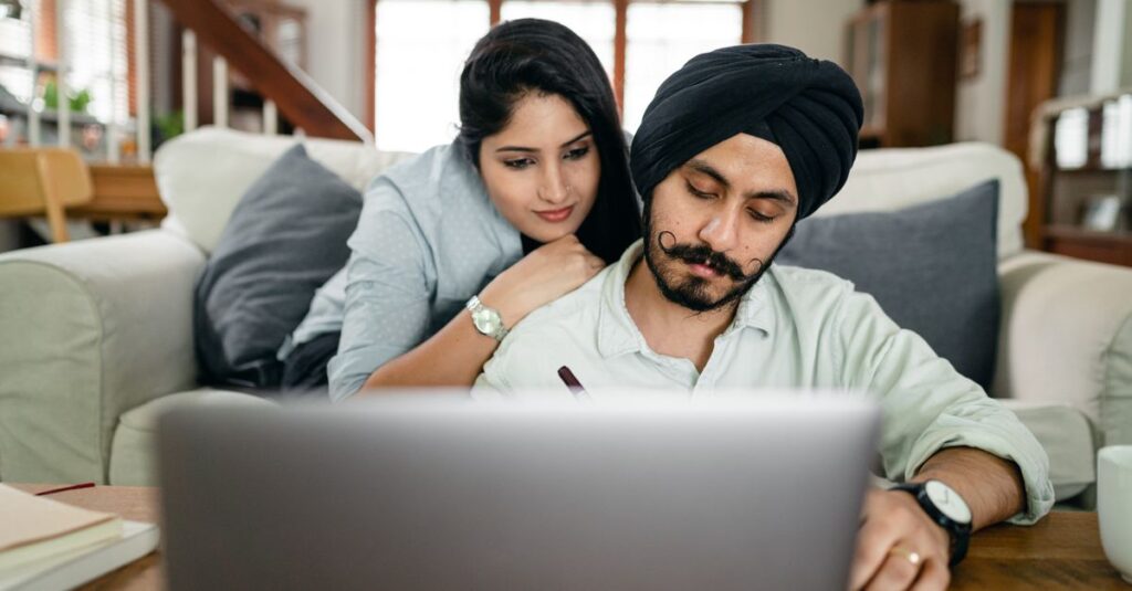 共働き夫婦が平日と週末でネットスーパーを使い分けているイメージ。