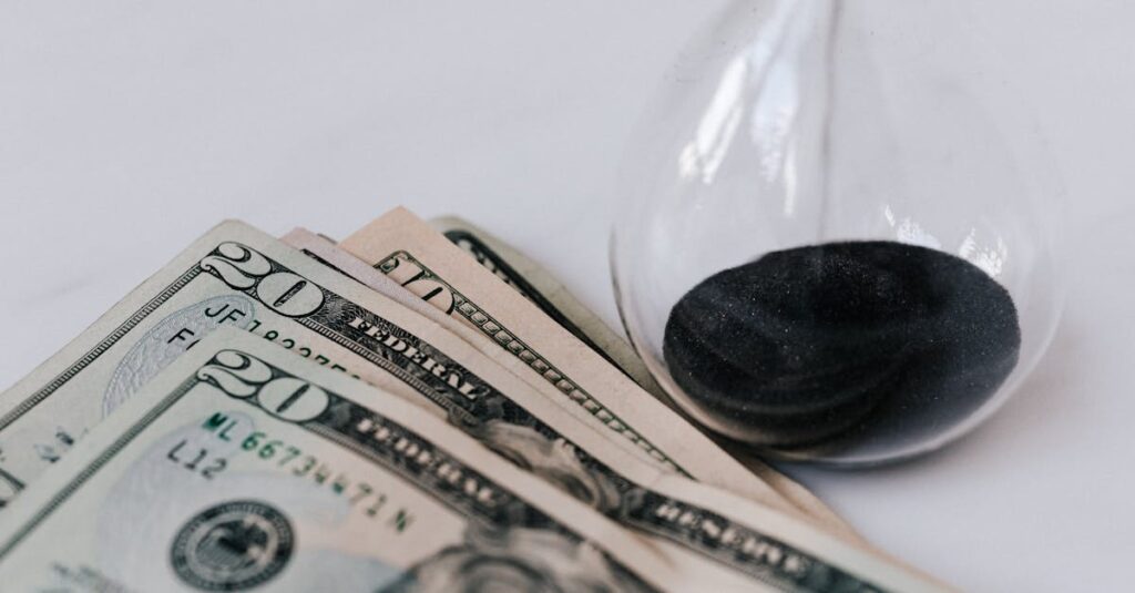 キッチンタイマーとチェックリストを使いながら家事を効率化している様子