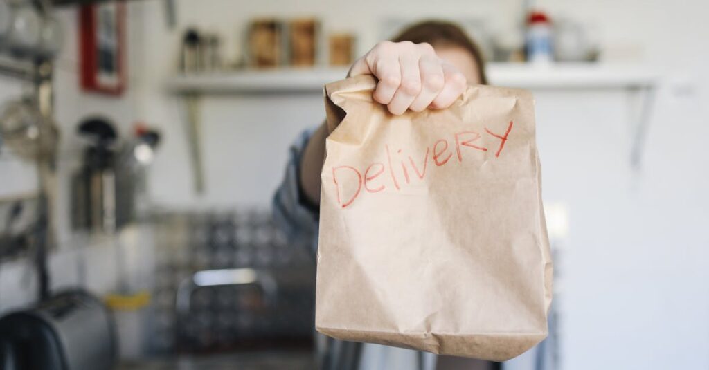 スピーディーに配達される食料品を受け取って満足している利用者の様子。