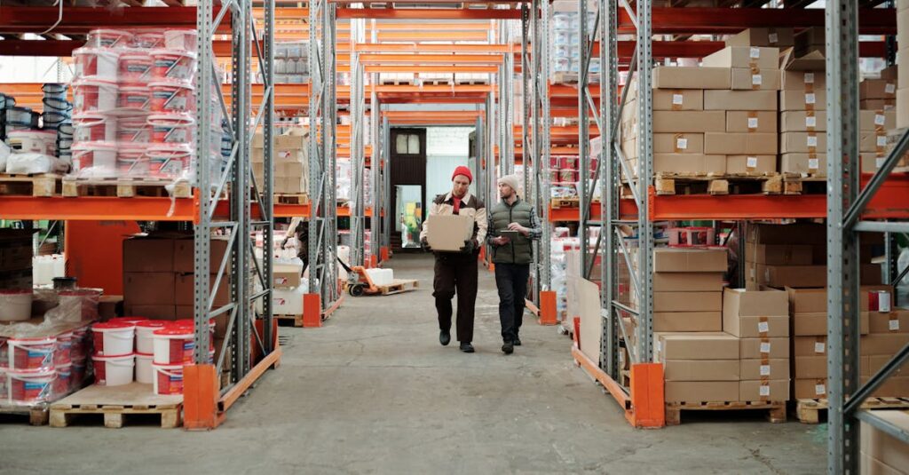 家族全員が定位置管理と買い物リストに協力しているシーンのイラスト