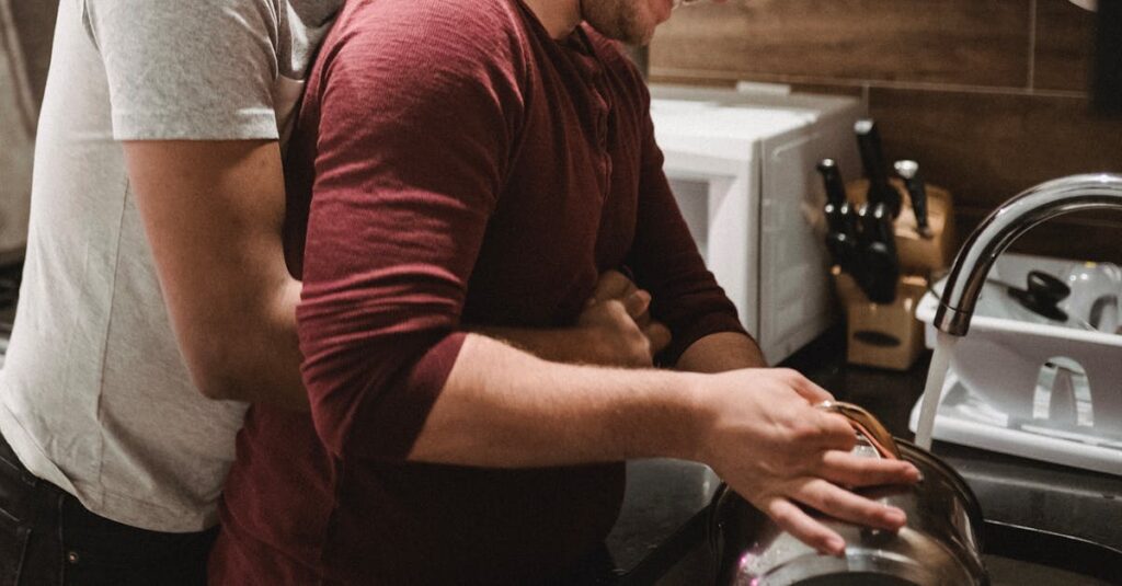 夫婦がノートパソコンで家事分担表を見ながら穏やかに話し合っているシーン。家事分担表を対話ツールとして使う様子。