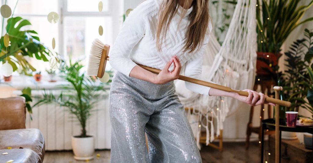 冷蔵庫に貼られた家事分担チェックリスト型PDF。家族が色ペンでチェックを入れている様子。