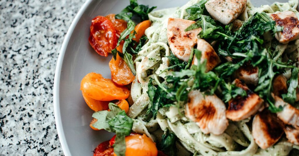 宅配食とミールキットをコスパ・時短・栄養の3軸で比較したイメージ。料金や時間、栄養バランスの比較を図解。