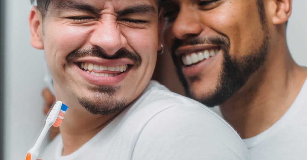 共働き家庭が短時間で家事を済ませて出勤準備を整えている様子