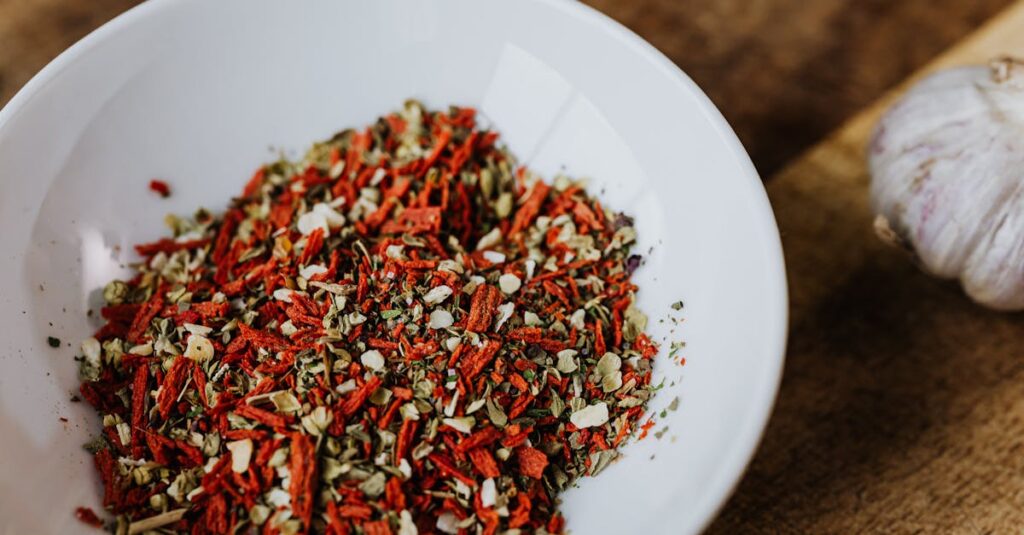 作り置き初心者向けの味を落とさない保存テクニック、調理済み料理をラップで包む様子