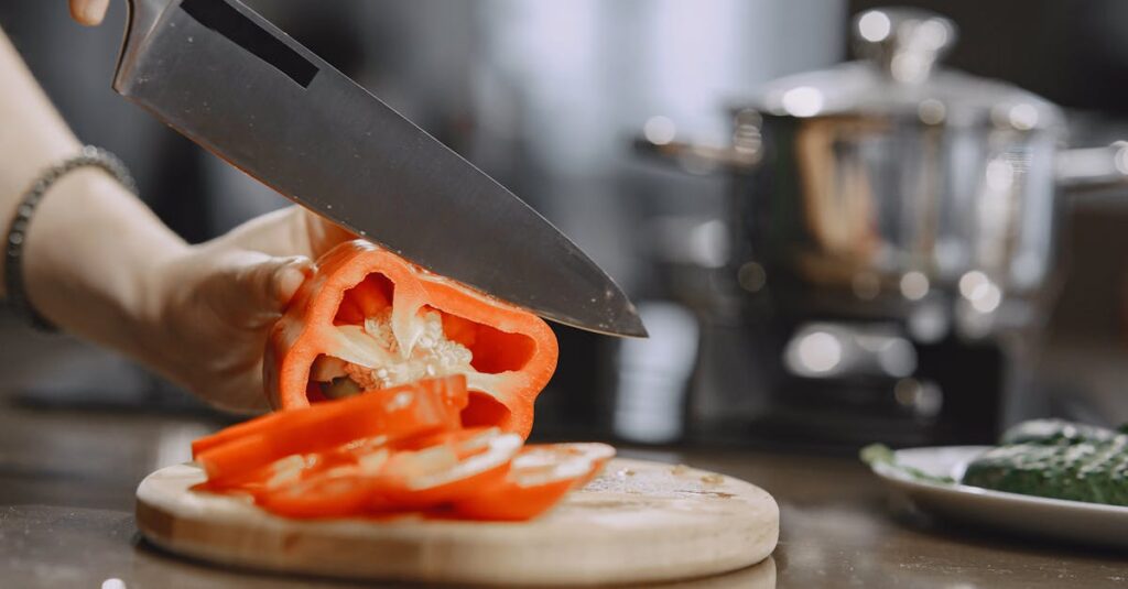 初心者向け作り置きの曜日別・時間帯別の段取り表、キッチンで調理する様子