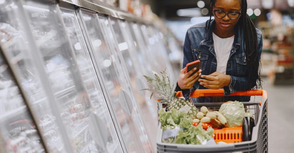 ネットスーパーで買い物をする女性がスマホで注文する様子。時短と節約の両立をイメージ。