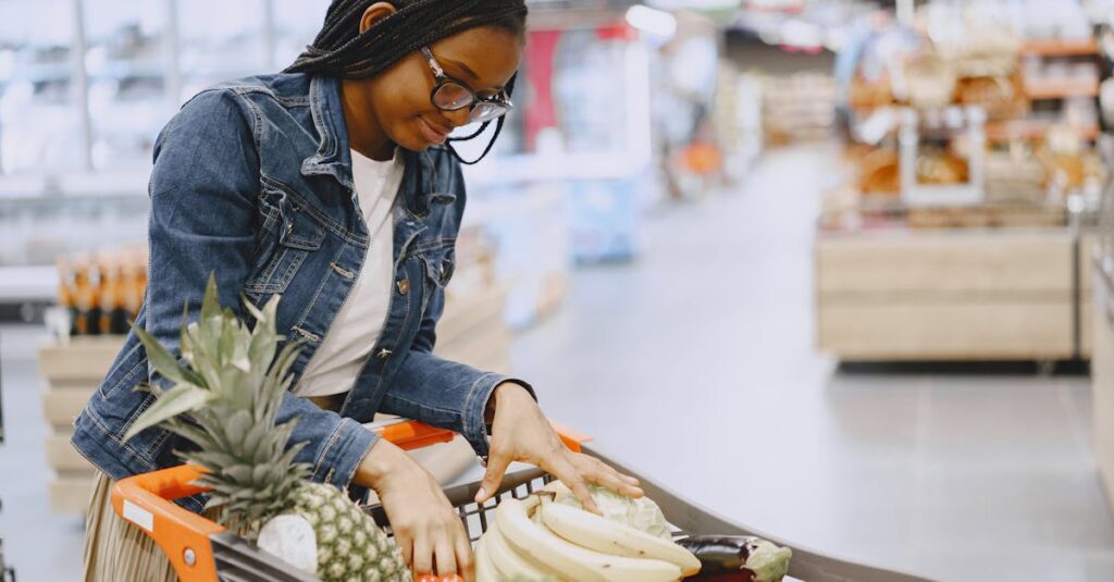 定番の買い物リストを持ってスムーズに買い物する人のイメージ画像。生活が整う様子を表現。