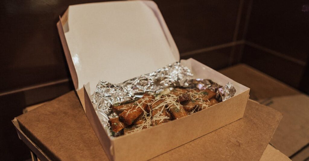 冷凍タイプの宅配食が自宅の冷凍庫に収納されているイメージ。健康的でバランスの取れた弁当パック。