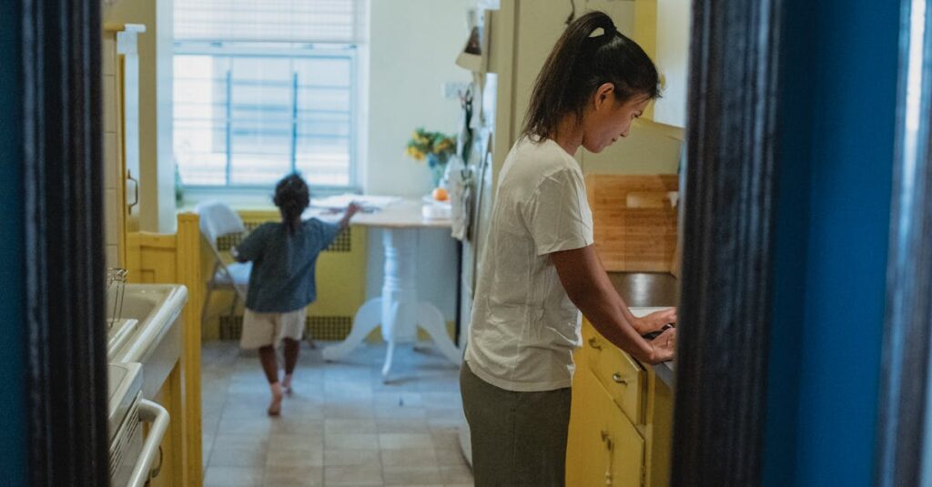 家事分担をわかりやすくテンプレートに記入して家族で共有している様子