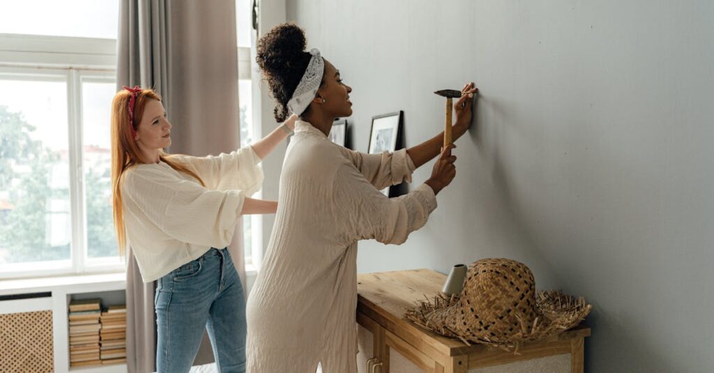 夫婦が家事の役割を交換し、夫が料理・妻が掃除をしている様子。笑顔で協力しているシーン。