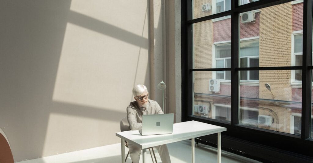 ネットスーパーの利用傾向を1ヶ月使って分析している主婦の様子。