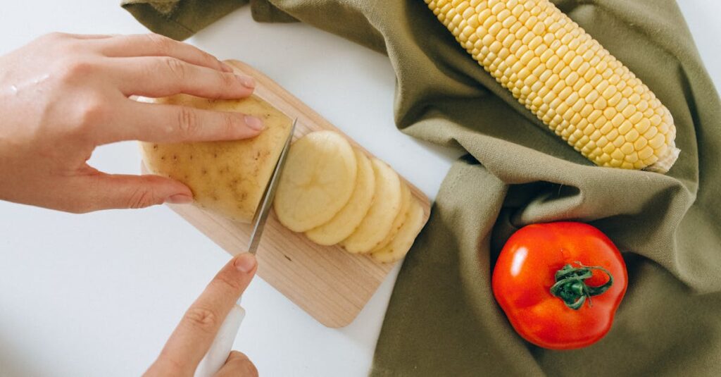 作り置き初心者向けの味を落とさない保存テクニック、調理済み料理をラップで包む様子