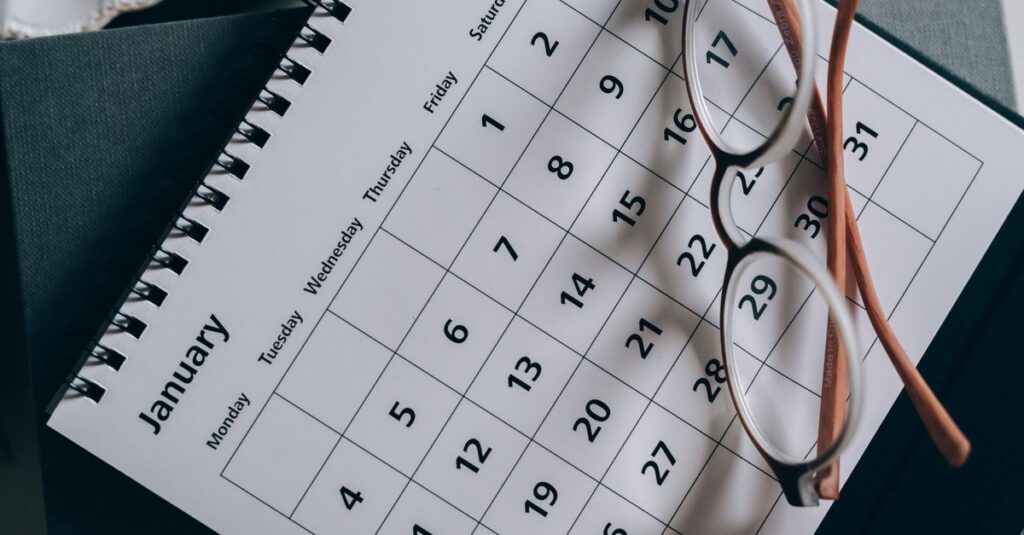 週末に2時間の仕込みをしている女性が、キッチンで食材を準備しながら笑顔で過ごしている様子