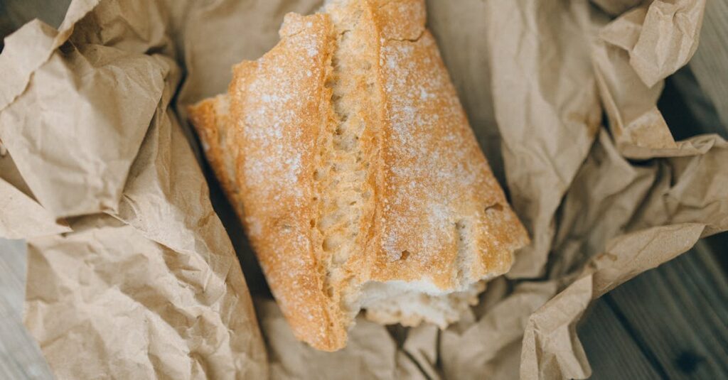 冷凍食品や日用品が充実したネットスーパーのラインナップを確認する主婦のイメージ。