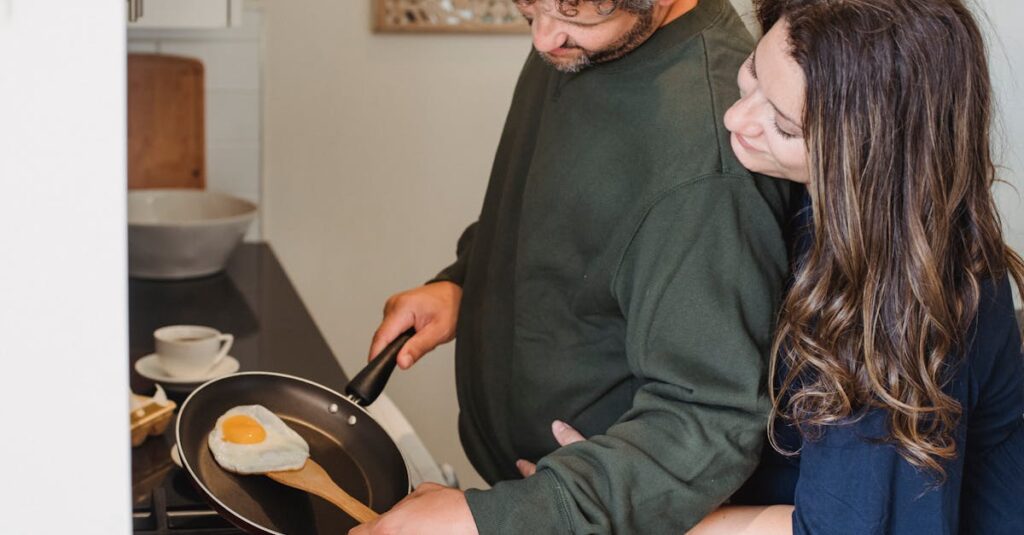 作り置きが完成して満足そうに笑う初心者の女性が保存容器を手にしている様子