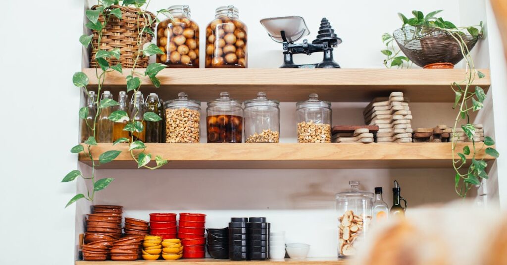 収納の見える化によって買い物リスト作成がスムーズになっている場面