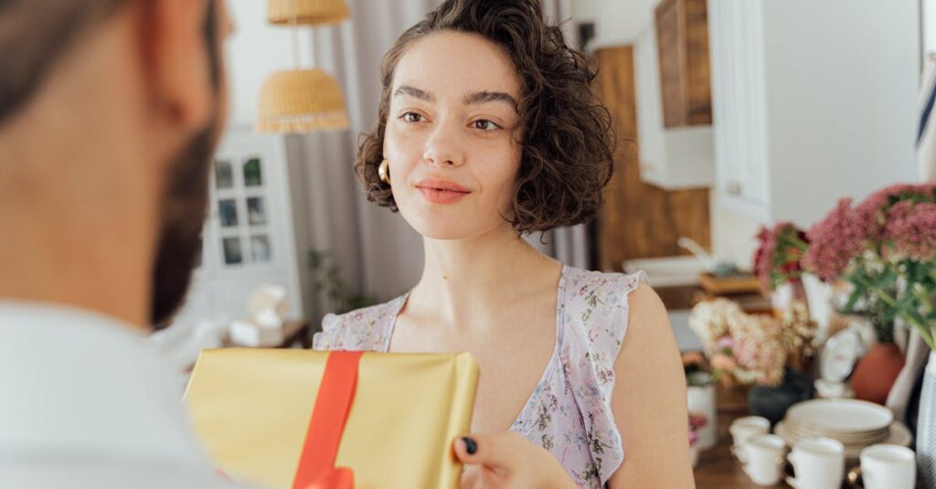 家事分担表を確認しながらお互いに感謝を伝える夫婦の様子。努力の可視化による温かい雰囲気。