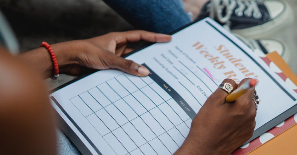 1週間の固定献立ローテーション表と家庭の夕食プレートのイメージ