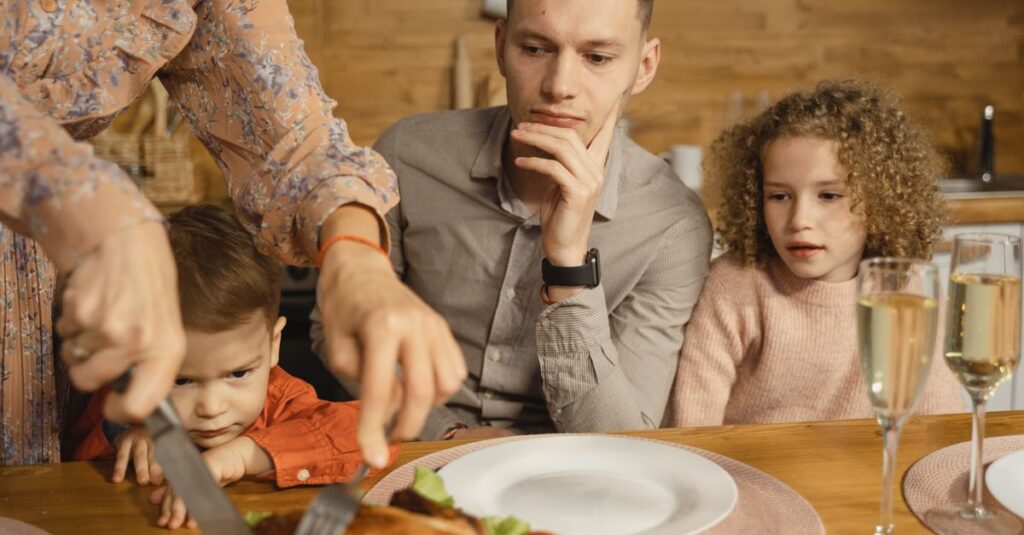 家族全員で固定メニューを共有し、飽きずに食事を楽しむ家庭の様子