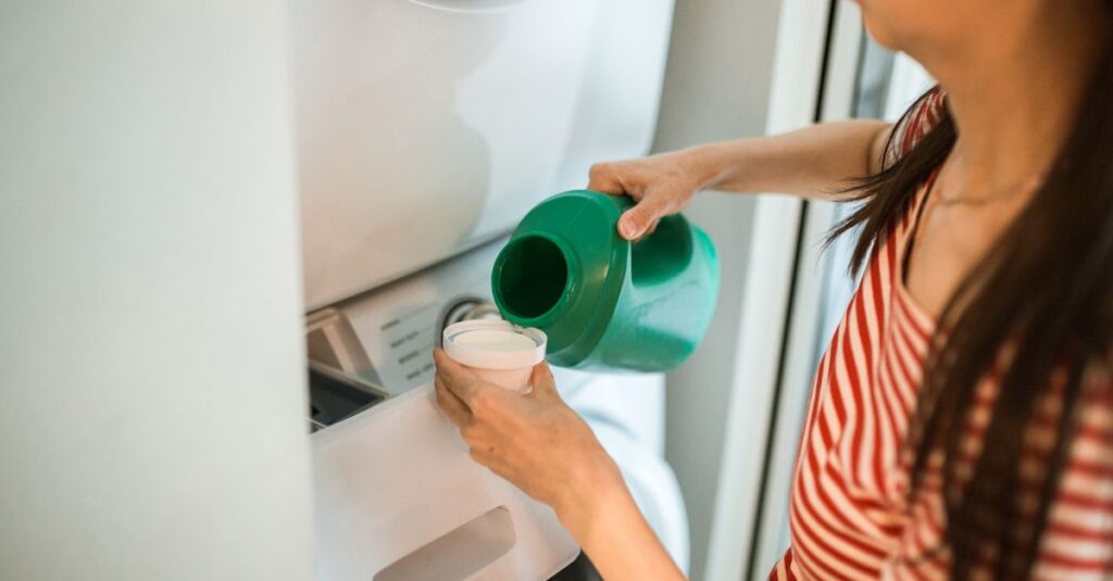 キッチンと洗濯を短時間で効率的にこなす家事のイメージ