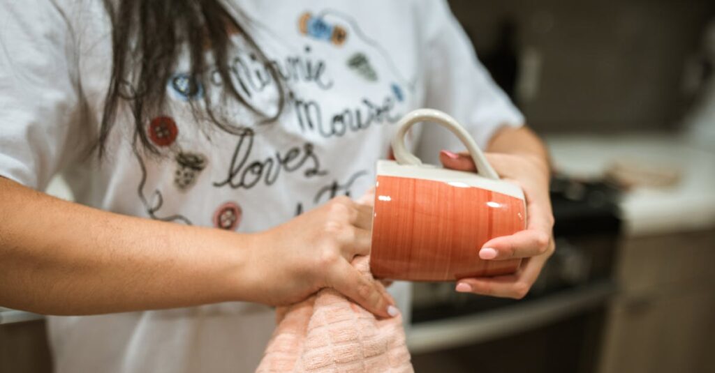 家事ルーティンを習慣化するためにチェックリストやタイムスケジュールを使っている家庭の様子