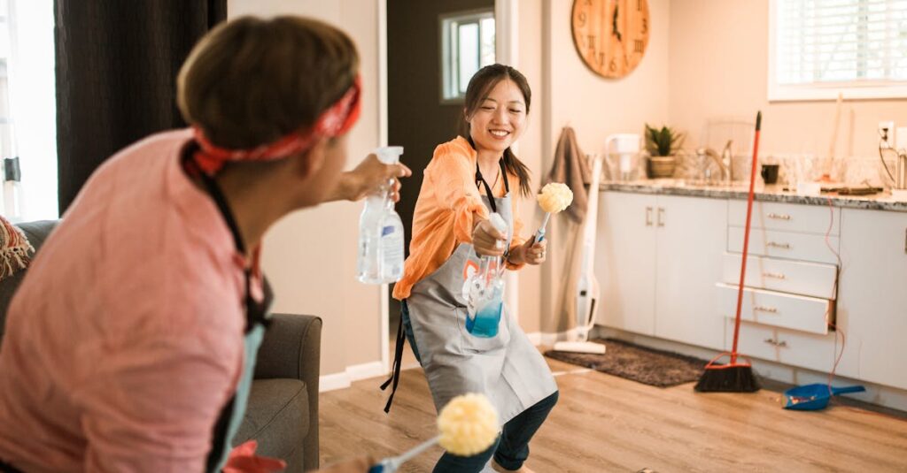 子育て家庭や共働き世帯が協力して家事をこなす様子。家族全員が効率的に週末の家事を進めているイメージ。