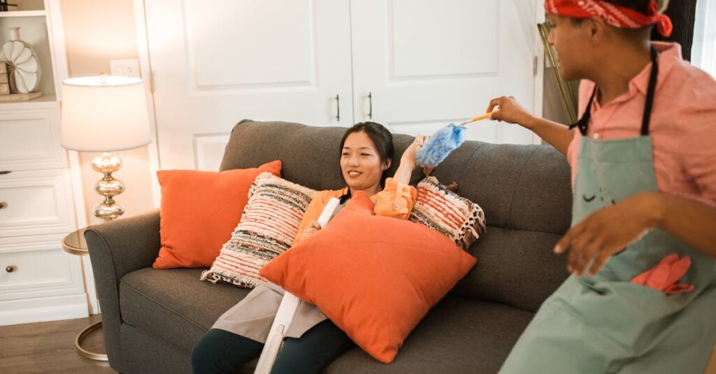 夫婦がお互いの家事に感謝しながら笑顔で過ごすシーン。やってもらって当たり前をなくすイメージ。