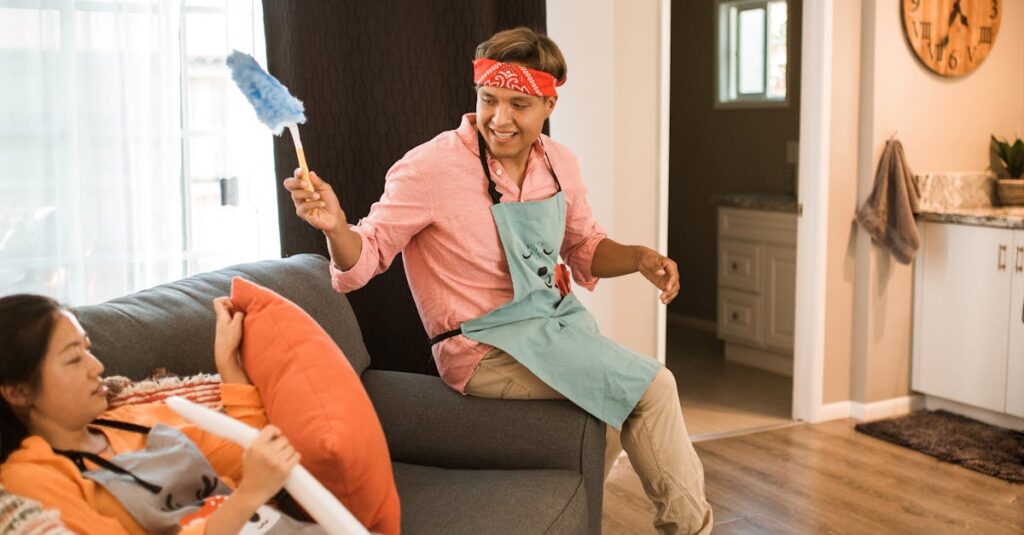 夫婦がキッチンで一緒に家事をしながら笑顔で協力している様子。