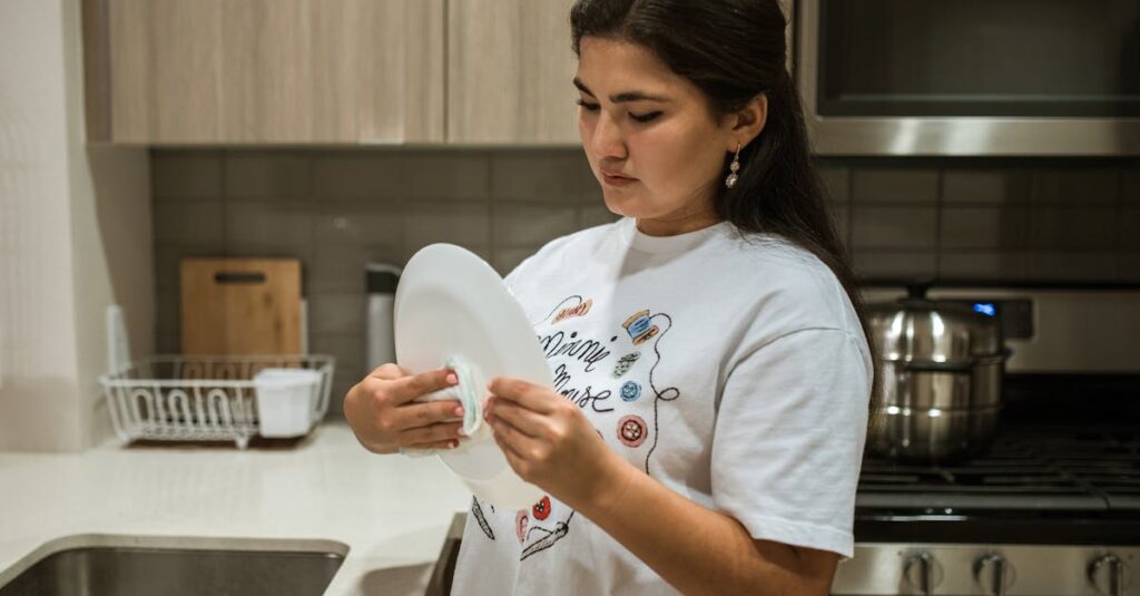 冷蔵庫に貼られた家事分担チェックリスト型PDF。家族が色ペンでチェックを入れている様子。