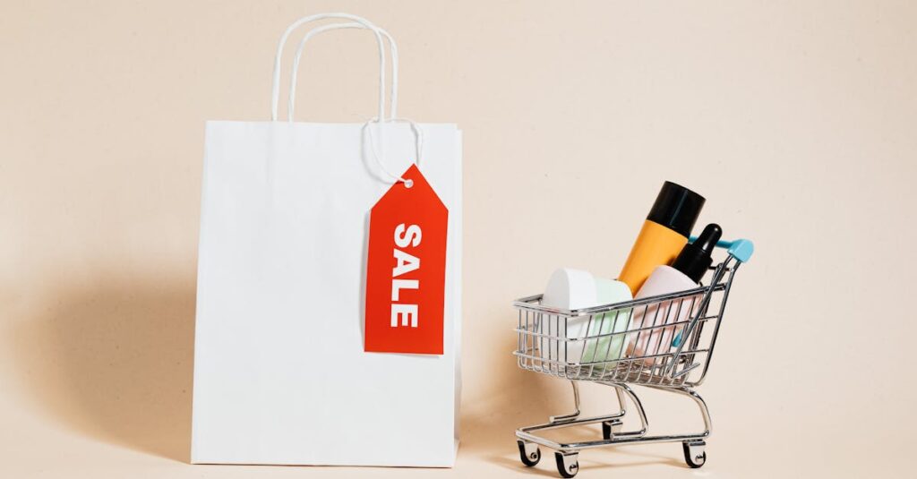 ネットスーパーの価格や送料、注文条件を比較して最適な選択をする消費者の様子。