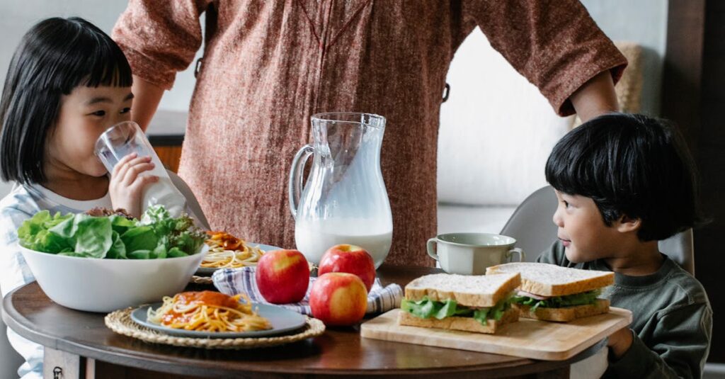 家族構成に合わせた献立ローテーション表の実例。子育て世帯、夫婦2人暮らし、一人暮らしに対応した月間表。