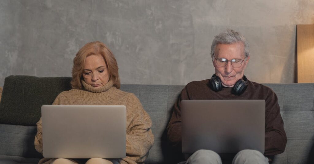 共働き夫婦が平日と週末でネットスーパーを使い分けているイメージ。