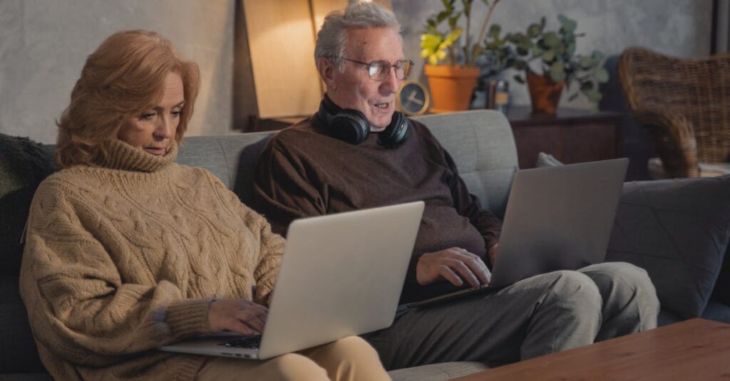 共働き夫婦が平日と週末でネットスーパーを使い分けているイメージ。