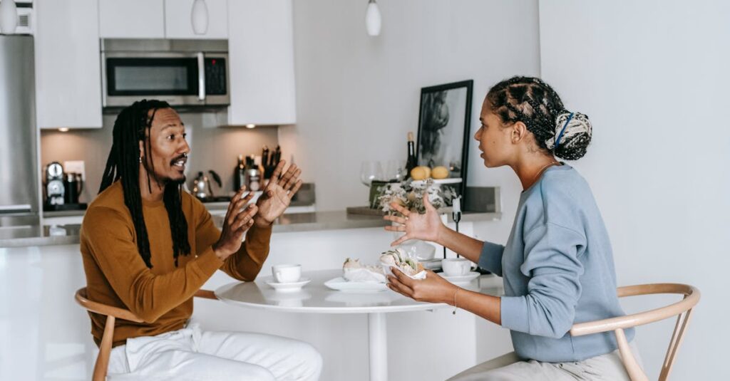 夫婦がリビングで性別役割や家事分担について冷静に話し合っているシーン。