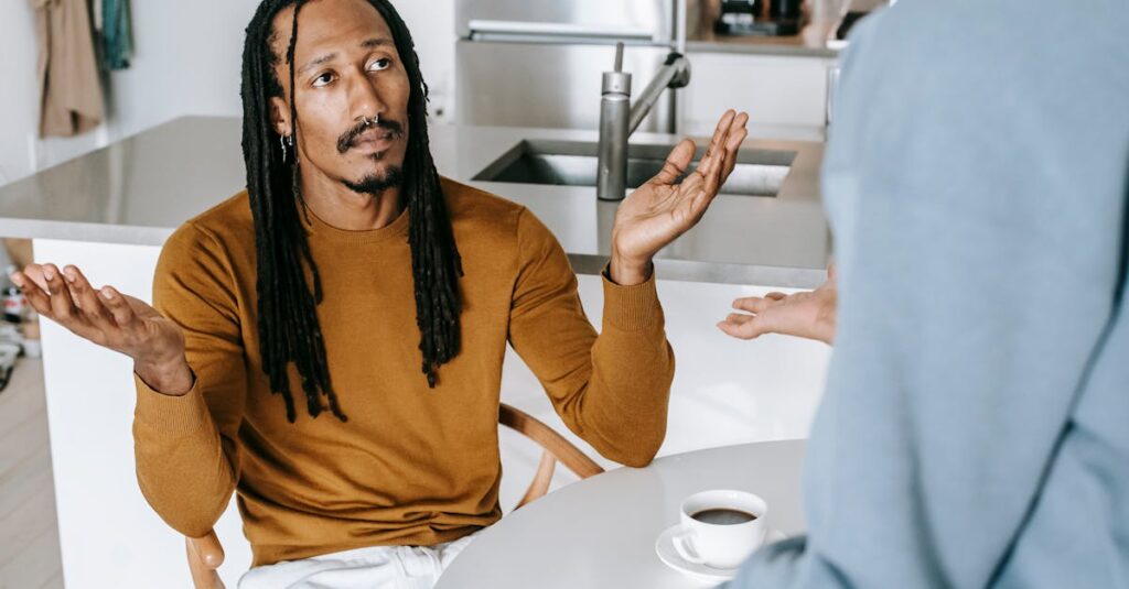 家事分担表を見ながら冷静に意見交換する夫婦のシーン。感情的にならず前向きに話し合う様子。