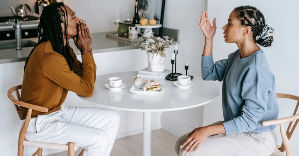 夫婦が家事の得意・苦手・好き・嫌いを話し合いながらタスクを分類している場面。