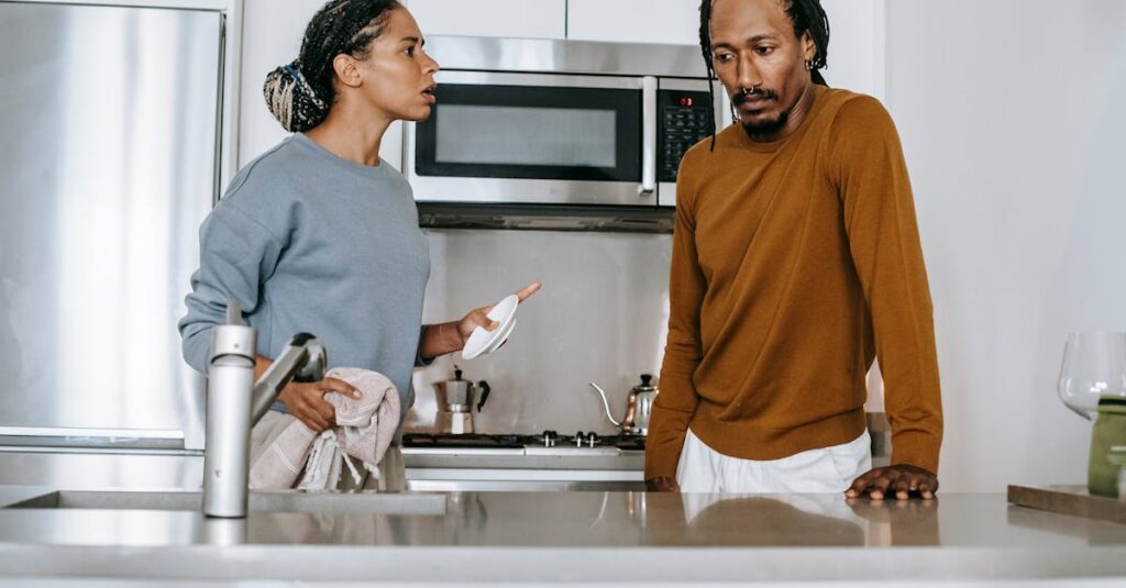 夫婦が家事の得意・苦手・好き・嫌いを話し合いながらタスクを分類している場面。