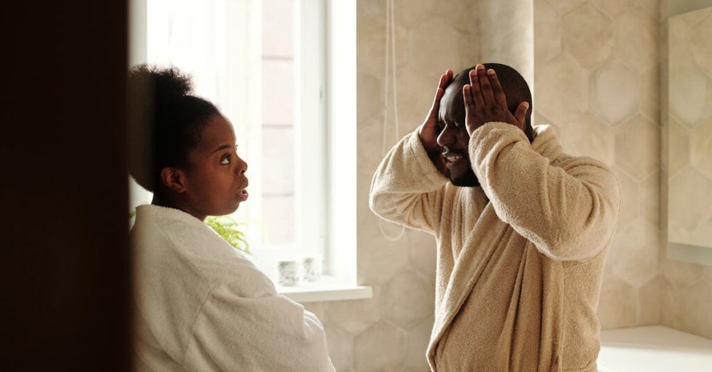 夫婦が家事の後に感謝の言葉を伝え合い、微笑みながらリビングで会話している様子。