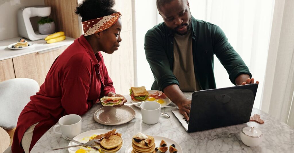 共働き家庭が短時間で家事を済ませて出勤準備を整えている様子