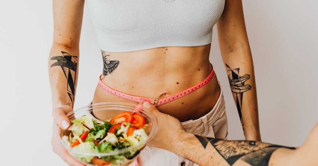 宅配食とミールキットを比較して自分に最適な食事スタイルを選ぶ人のイメージ。食事の効率と楽しみを両立する様子。