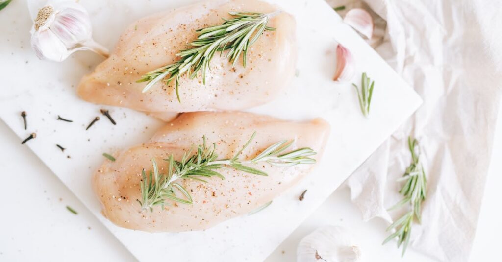 初心者向け作り置きメイン料理、鶏むね肉と鮭の調理済み保存例