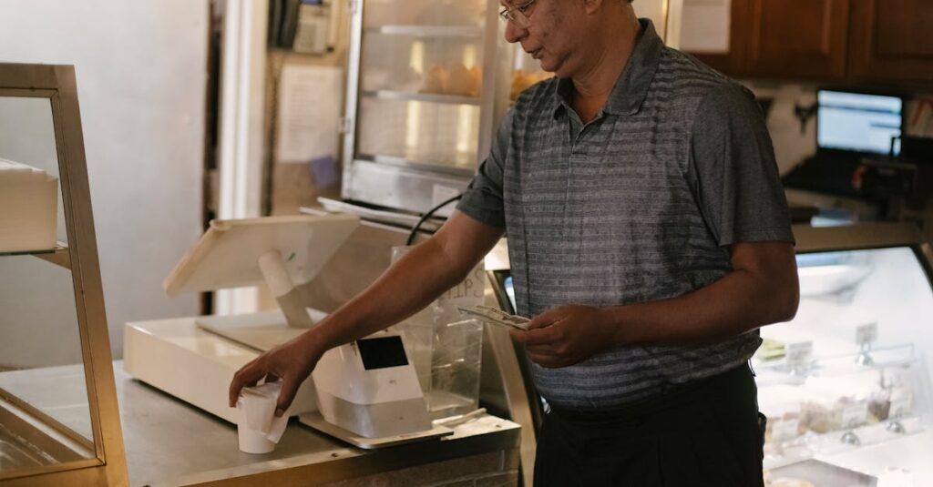 ネットスーパーを2社登録してスマホで比較しながら使い始めるイメージ。