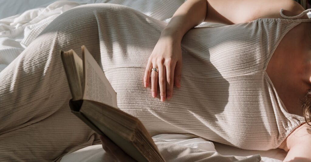 キッチンタイマーとチェックリストを使いながら家事を効率化している様子