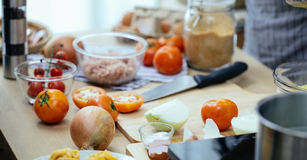 キッチンでミールキットの食材を調理する様子。色鮮やかな野菜や肉が並び、家族で料理を楽しむイメージ。