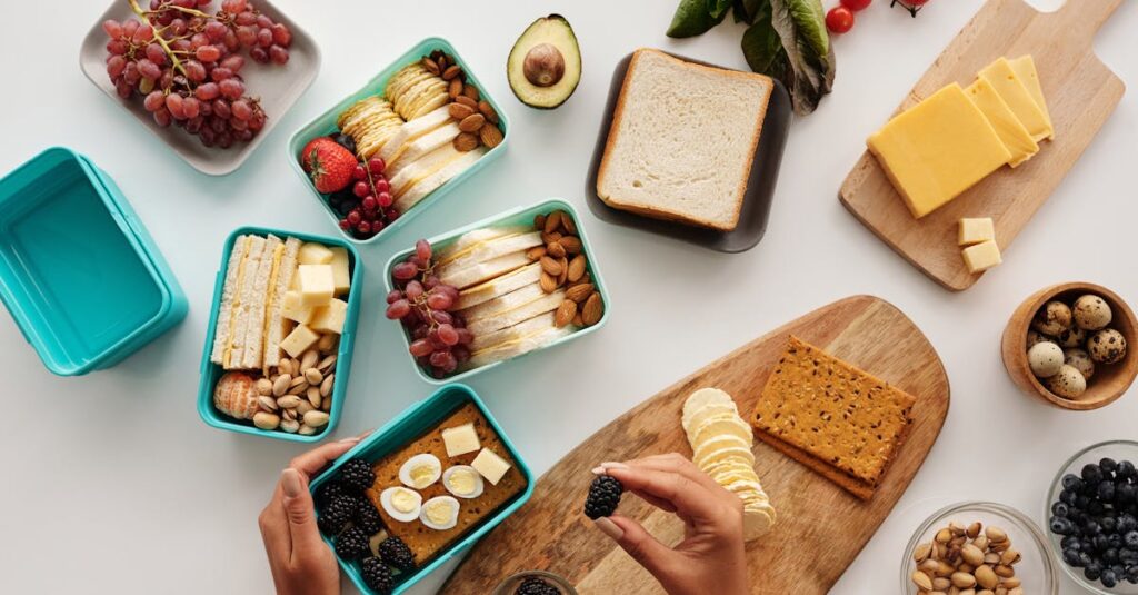 作り置きのために清潔なキッチンで保存容器に料理を丁寧に詰める様子